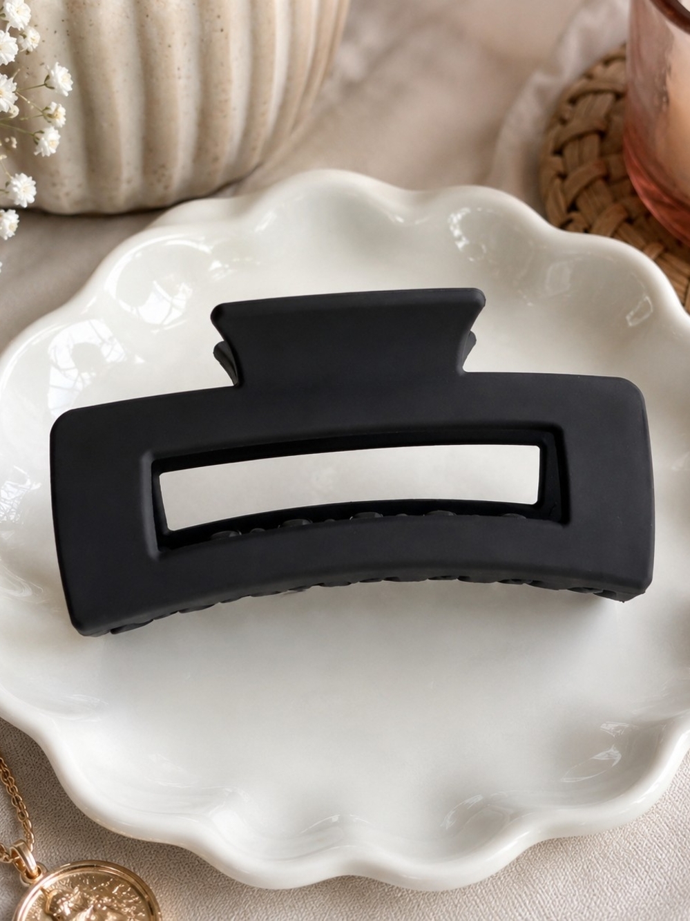 Matte Black Oversized Claw Hair Clip – Brand New